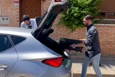 La UCO sale con maletas y cajas de la casa de Santos Cerdán en Milagro (Navarra)