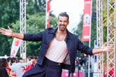 El detective de LOC: Miguel Ángel Muñoz lo da todo en el concierto de Laura Pausini