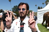 La intensa vida amorosa de Ringo Starr: infidelidades, adicciones, juergas y más de cuatro décadas al lado de una ex chica Bond