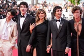 La bola negra: Cannes abraza entusiasmado el cine enfático y para la conmoción de Los Javis o, como dicen aquí, los 'Llavis' (*****)