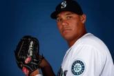 Ex-MLB pitcher Yoervis Medina dies after heart attack while driving