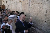 Mike Huckabee visits Netanyahu’s corruption trial