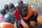 The rescue of plane crash survivors from crocodile-infested lagoon