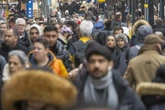 Net migration to the UK drops below 200,000