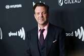 Jason Sudeikis asks autograph hunters for distance