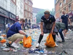 Scotland fans clean up litter after crowds gather in central London