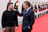 Zelensky inspects French military equipment after Macron promise