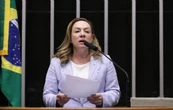 Delegada Adriana Accorsi, do PT, aparece em 2º lugar na disputa pelo governo de Goiás, diz pesquisa