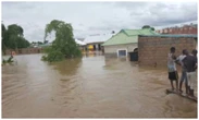 Travellers, commuters stranded as flood overtakes Olodo alternative bridge [VIDEO]