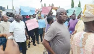 South-West auto dealers storm customs office over alleged harassment, extortion