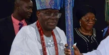 BREAKING: Makinde presents staff, instruments of office to 43rd Olubadan, Olakulehin