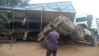 Traders escape death as heavy duty truck falls in Umuahia Timber market