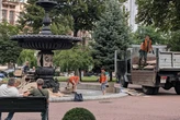Біля театру Франка у Києві комунальники прибирають плакати мітингувальників