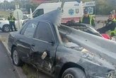 Моторошна аварія на Кільцевій дорозі: відбійник повністю прошив автівку, є загиблий