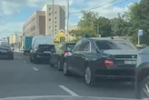 Паливна криза дісталася еліти: у Москві помітили урядові «Ауруси» біля АЗС (відео)