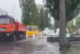 У Києві через зливу затопило вулицю Академіка Кухаря, рух ускладнено (відео)