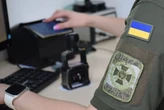 Киянин намагався виїхати з країни за підробленими документами про хворобу дружини