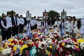Випускники з Коростишева прийшли на могилу до однокласника, якого вбила ракета (фото, відео)
