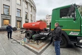 Київ після обстрілів. Нардепам привезли воду для змиву в туалетах (фото)