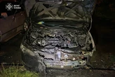 Автівка згоріла у Дніпровському районі через загоряння сміття у контейнерах