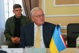 Келлог зробив фото з котом та пожартував про те, що його візити рятують українців від обстрілів