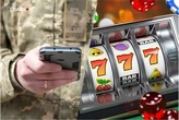 «Дехто програвав «бойові» за день». Військові пояснили, чому підтримують заборону азартних ігор