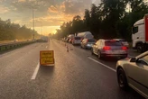 На Бориспільському шосе BMW влетіла у блокпост, на в’їзді в Київ – кілометровий затор