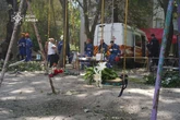 Кияни несуть квіти до знищеного росіянами будинку, де тривають пошукові роботи (фото)
