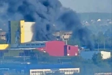 У Саранську палає завод з виробництва оптоволокна (фото, відео)