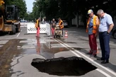 У середмісті Житомира посеред вулиці утворилося провалля