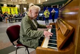 На головному вокзалі України виступила піаністка, історія якої розчулила мережу