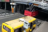 У Дніпровському районі водій «забув» про розміри вантажу і пошкодив шляхопровід (відео)