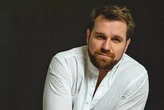Відомий актор потрапив у гучний скандал через допис про «втому від війни»
