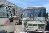 На Закарпатті вантажівка в’їхала у людей, які виходили з автобуса: є загиблі (фото)