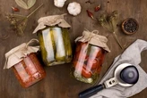 Чому «вибухає» консервація та яку сіль краще купляти для домашніх заготовок