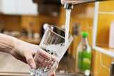 У декількох регіонах Франції заборонено пити воду з крану: причина