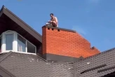 У Києві чоловік з ножем виліз на дах будинку біля авторинку (відео)