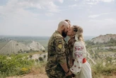Пара військових заручилась просто неба посеред териконів на Донеччині (фото)