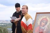 У Парку Слави чоловік у рясі заспівав «День побєди» над іконою (відео)