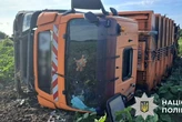 На автодорозі Глеваха – Підгірці сміттєвоз перекинувся в кювет