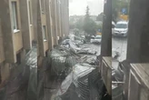 У Львові вирує негода. Вітер зніс дах районної адміністрації (фото, відео)