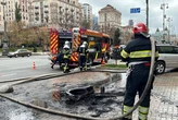 Під КМДА у центрі столиці палали шини: чоловік під’їхав на авто і підпалив гуму