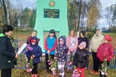 У рідному селі Левка Лук'яненка діти покладали квіти до пам'ятника з серпом і молотом