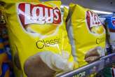 Lay's шокував небезпекою: де знімають із продажу популярні чіпси