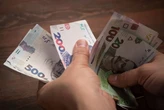 Скільки заробляють українці у 2025 році: де найбільші зарплати і які професії в топі
