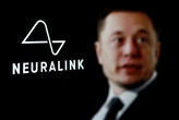 Компанія Ілона Маска запланувала масове вживлення чипів