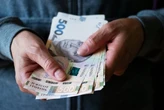 Виплати для осіб старше 65 років: хто має право і як оформити допомогу