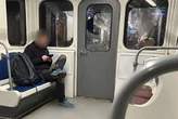 Киянин розбив скло у вагоні метрополітену, щоб перейти у сусідній вагон