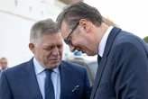 Парад ближче, а гостей менше. Раптова недуга Фіцо та Вучича насмішила мережу: добірка мемів