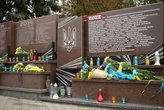 Путінський знак замість цифри? Соцмережі обурені меморіалом загиблим героям у Тернополі